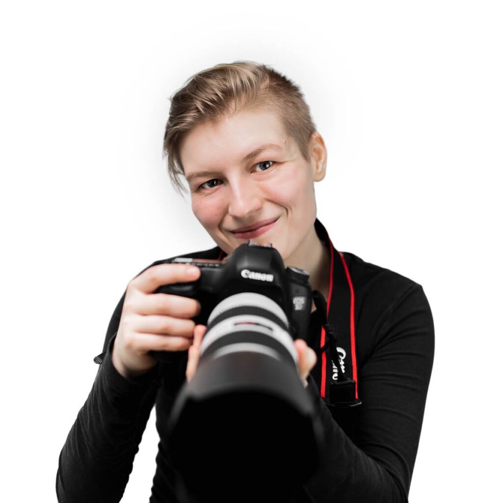 Fotograf Marthe Kalland holder et speilreflekskamera